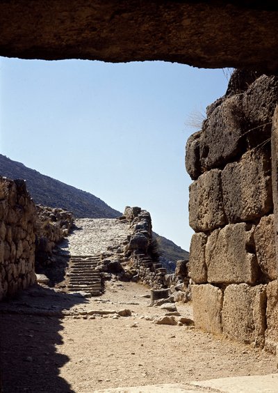 Ansicht der Allee vom Löwentor: Stätte der antiken Stadt Mykene, im Peloponnes (1500-1100 v. Chr.) von Late Helladic Period Mycenaean