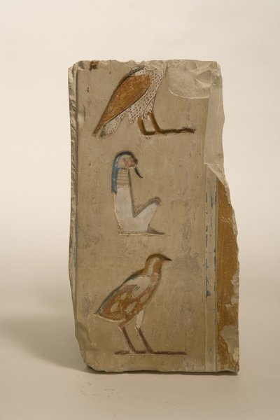 Relief mit Hieroglyphen, möglicherweise aus Theben, ca. 600 v. Chr. (bemalter Kalkstein) von Late Period Egyptian