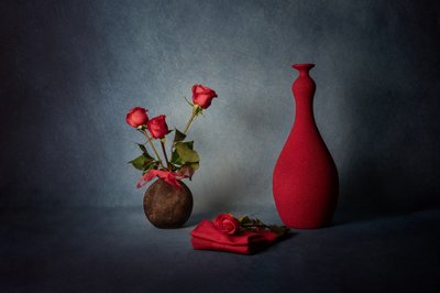 Elegante Rote Rose Stillleben von Leah Xu