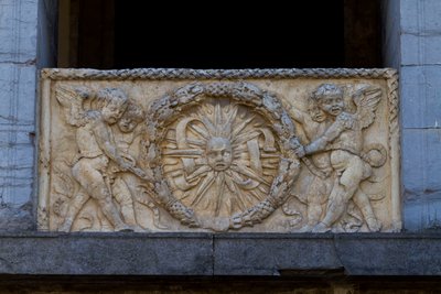 Balustradenplatte mit Strahlensonne in Girlande, Basrelief an der Fassade der Kirche San Sebastiano von Leon Battista Alberti