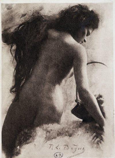 Skizze (weiblicher Rücken) von Le Bègue in Die Prozesse der Kunst in der Fotografie von Demachy und Puyo, Fotoclub von Paris, Paris 1906 von Leon Lebegue
