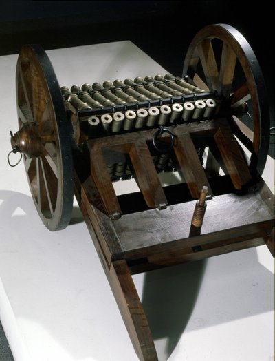 Kanone mit 33 rotierenden Rohren, Modell nach der Zeichnung von Leonardo da Vinci. Museum für Wissenschaft und Technik, Mailand von Leonardo da (after) Vinci