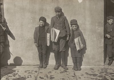 John Pento, 14 Jahre alt, Daniel und Angelo Pento, 7 Jahre alt, verkaufen Zeitungen, Hartford, Connecticut von Lewis Hine
