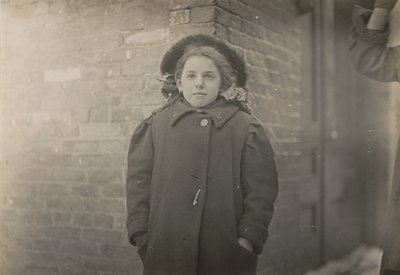 Mery Horn, ein Buckel, verschlimmert durch die schwere Last von Papieren, die sie trug. Hartford, Connecticut, März 1909 von Lewis Hine