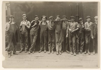 Eine Gruppe junger Männer, die in einer Konservenfabrik in Indianapolis, Indiana, arbeiten von Lewis W. Hine
