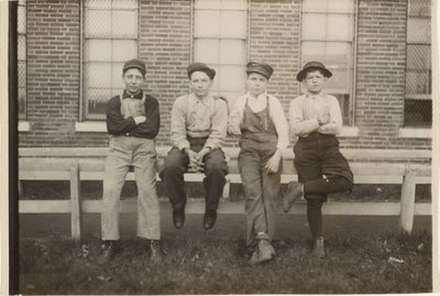 Gruppe von Jungen, die in der Brown Shoe Factory, Moberly, Missouri arbeiten von Lewis W. Hine