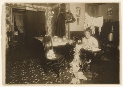 Heimarbeit (Frau an der Nähmaschine) von Lewis W. Hine