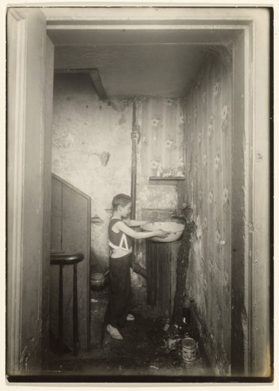 Ein Wasserhahn für das ganze Mietshaus, N.Y. von Lewis W. Hine