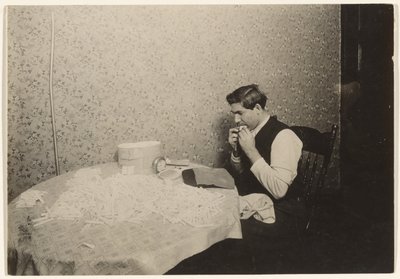 Zigarettenrollen in N.Y. Mietshaus von Lewis W. Hine