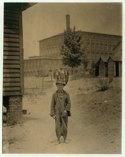 Der 12-jährige Eddie Norton verdient etwa 40 Cent pro Tag als Feger in der Saxon Mill, Spartanburg, South Carolina, 1912 von Lewis Wickes Hine