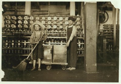 12-jähriger Doffer Ronald Webb und 7-jähriger Frank Robinson, Sohn des Cardroom-Bosses, der fegt und dofft (leert volle Spulen) in den Roanoke Cotton Mills, Virginia, 1911 von Lewis Wickes Hine