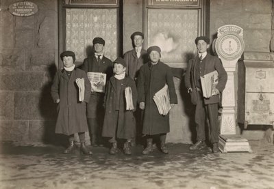 20:30 Uhr. Gruppe von Zeitungsjungen, die am Bahnhof in Hartford, Connecticut, verkaufen. Kleinster Junge 11 Jahre alt. von Lewis Wickes Hine