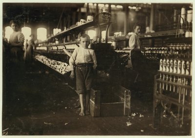 8-jähriger Leo, nur 4 Fuß groß, sammelt Spulen für 15 Cent pro Tag in den Elk Cotton Mills, Fayetteville, Tennessee, 1910 von Lewis Wickes Hine