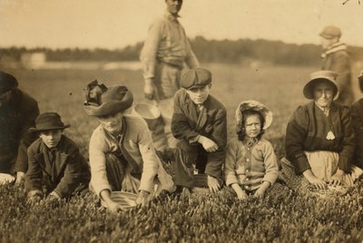 Annette Roy, angeblich 7 Jahre alt, und Napoleon Ruel, angeblich 9 Jahre alt, pflücken Preiselbeeren im Smart