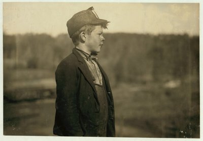 Dave, ein junger Schieber, bewegt Straßenbahnen und Kohle in der Bessie Mine, Alabama (Sloss-Sheffield Steel and Iron Co), 1910 von Lewis Wickes Hine