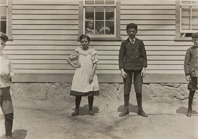Edward St. Germain und seine Schwester Delia, Fabrikarbeiter, Phoenix, Rhode Island, April 1909 von Lewis Wickes Hine