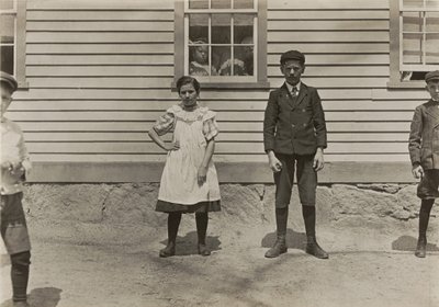 Edward St. Germain und seine Schwester Delia, Fabrikarbeiter, Phoenix, Rhode Island, April 1909 von Lewis Wickes Hine
