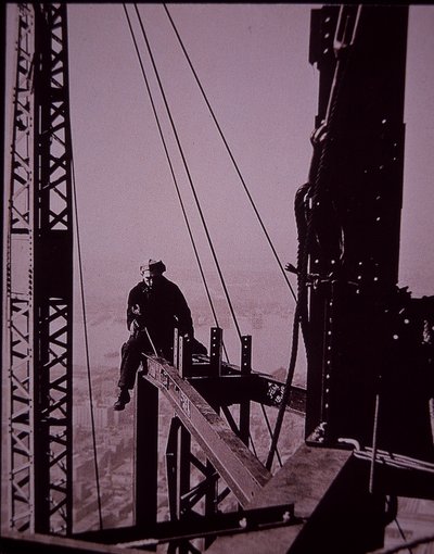 Empire State Building im Bau, zeigt Bolzenmacher mit Schraubenschlüssel von Lewis Wickes Hine
