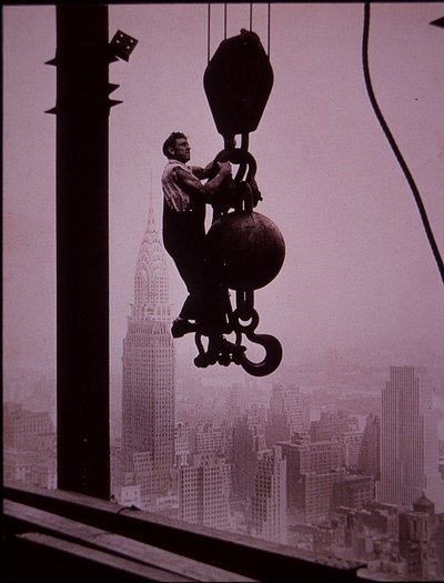 Empire State Building im Bau, zeigt ein Mitglied der Derrick-Crew von Lewis Wickes Hine