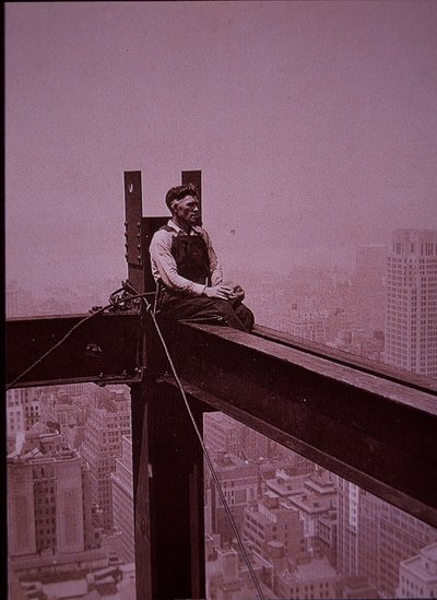 Empire State Building im Bau, zeigt einen Arbeiter bei einer Pause von Lewis Wickes Hine