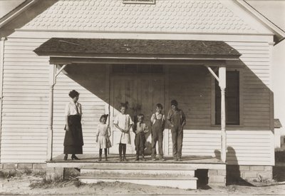Fünf Schüler an der Schule Nr. 6, Bezirk 3, Fort Michigan, Colorado von Lewis Wickes Hine