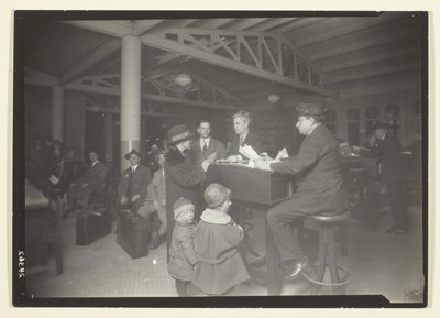 Deutsche Familie, Dolmetscher und Schreiber auf Ellis Island von Lewis Wickes Hine