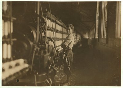 John Dempsey, 11 oder 12 Jahre alt, Samstagsarbeiter im Mulespinnraum der Jackson Mill, Fiskeville, Rhode Island (1909) von Lewis Wickes Hine