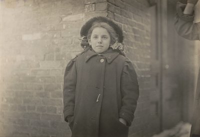 Mery Horn, ein Buckel, verschlimmert durch die schwere Last der Papiere, die sie trug..., März 1909 von Lewis Wickes Hine