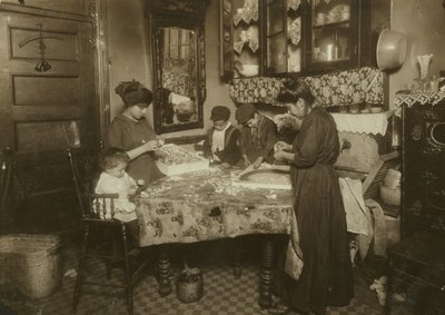 Mrs. Mette und ihre Kinder (Josephine 13, Nicholas 6 und Johnnie 8 verdienen zusammen nur 40-50 Cent pro Tag) machen Blumen in einem schmutzigen New Yorker Mietshaus, 1911 von Lewis Wickes Hine