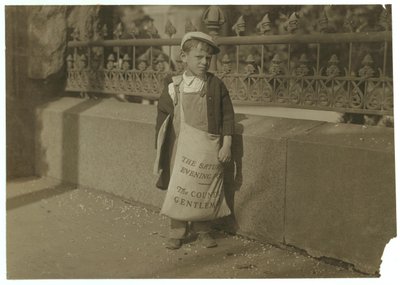 Zeitungsjunge Freddie Kafer, 5 oder 6 Jahre alt, verkauft Saturday Evening Posts am Eingang des State Capitol, Sacramento, Kalifornien, 1915 von Lewis Wickes Hine