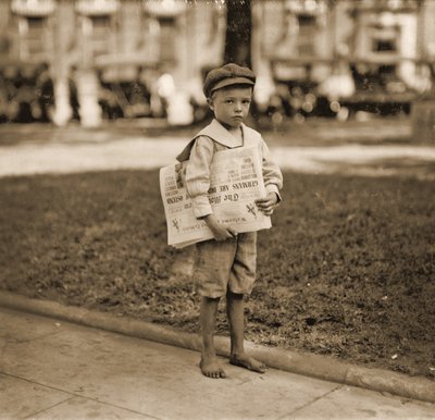 Porträt eines Zeitungsverkäufers, ca. 1910 von Lewis Wickes Hine