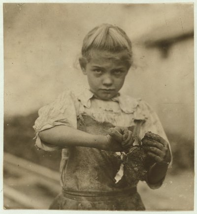 Rosie, 7 Jahre alt, Analphabetin, arbeitet im zweiten Jahr als Austernöffnerin bei der Varn und Platt Canning Company, Bluffton, South Carolina, 1913 von Lewis Wickes Hine