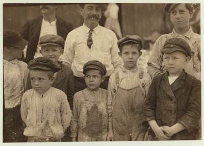 Shrimp-Picker im Alter von 5 und 8 Jahren bei Dunbar, Lopez, Dukate Co, Biloxi, Mississippi, 1911 von Lewis Wickes Hine