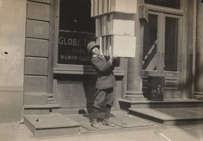 Wagenjunge oder Schwanzjunge hilft beim Beladen des Wagens, ca. 1914 von Lewis Wickes Hine