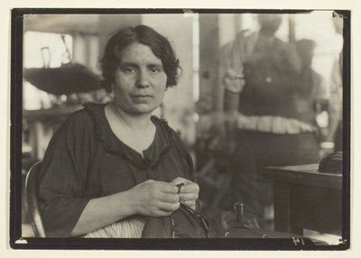 Arbeiterin in der Bekleidungsindustrie von Lewis Wickes Hine