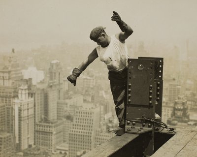 Arbeiter gibt Hochsignal an die Derrick-Crew von Lewis Wickes Hine