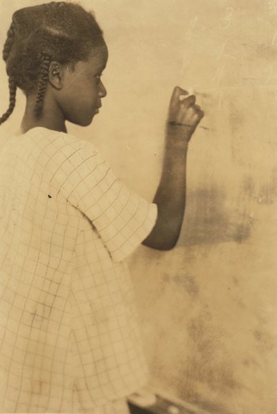 Junges Mädchen schreibt an die Tafel im Klassenzimmer, Pleasant Green School, Marlinton, Pocahontas County, West Virginia, USA ca. 1921 (Sepia-Foto) von Lewis Wickes Hine