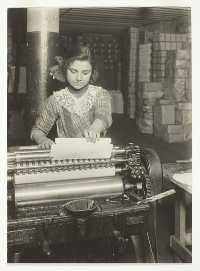 Junger Arbeiter in einer Papierboxfabrik von Lewis Wickes Hine