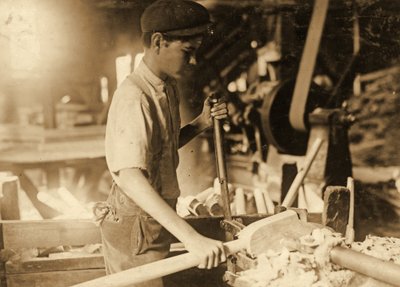 Junger Junge in einer Werkstatt, ca. 1936 von Lewis Wickes Hine