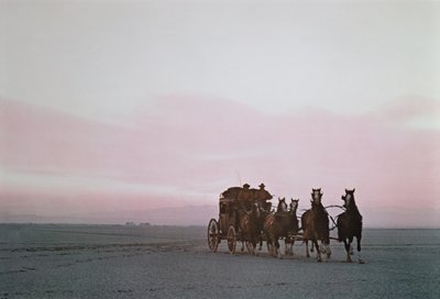 Eine Wells Fargo Postkutsche auf einer modernen Werbefahrt in den westlichen Ebenen von Unbekannt Unbekannt