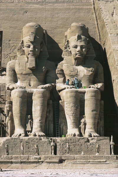 Kolossale Sandsteinfiguren des thronenden Ramses II von Unbekannt Unbekannt
