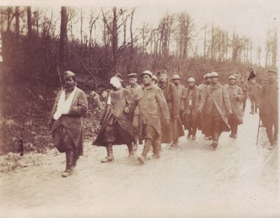 Februar 1917 - Verdun-Front französische Gefangene verwundet, eskortiert von deutschen Soldaten von Unbekannt Unbekannt