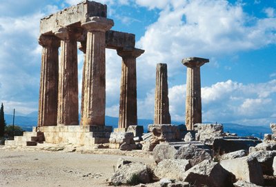 Griechenland, Peloponnes, Korinth, Apollontempel, dorische Säulen mit klassischer griechischer Architektur von Unbekannt Unbekannt