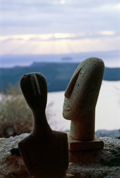 Köpfe von kykladischen Idolen vor der Küste, Kykladeninseln, Griechenland, Kykladische Zivilisation (Foto) von Unbekannt Unbekannt