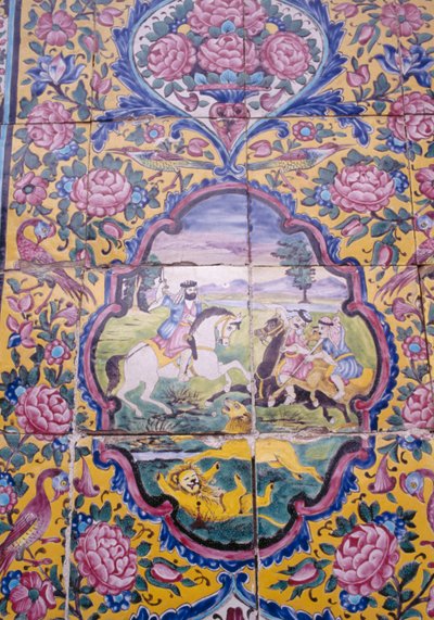 Löwenjagd, polychrome Fliesendekoration an der Vorderseite des Qavam-Hauses, auch bekannt als Narenjestan e Ghavam von Unbekannt Unbekannt