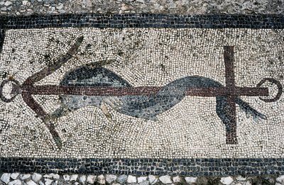 Mosaik, das einen Delfin und einen Anker darstellt, Insel Delos (UNESCO-Welterbeliste) von Unbekannt Unbekannt