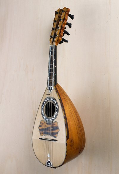 Neapolitanische Mandoline, Musikinstrument gebaut in der Werkstatt des Geigenbauers Pasquale Scala in Praiano, Kampanien. Italien, 20. Jahrhundert von Unbekannt Unbekannt