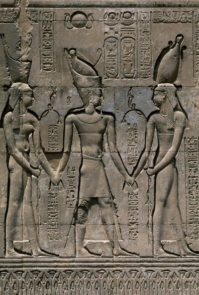 Relief mit Thutmosis III und den Göttern Heka und Chnum, Fassade der Hypostylhalle des Tempels von Chnum, Esna, Ägypten, Ägyptische Zivilisation, Detail mit Pharao von Unbekannt Unbekannt