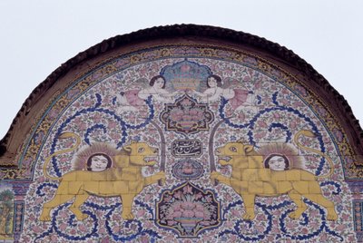 Sonne und Löwe, königliches Emblem der Kadscharen-Dynastie, polychrome Fliesendekoration an der Vorderseite des Qavam-Hauses, auch bekannt als Narenjestan e Ghavam von Unbekannt Unbekannt