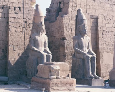Tempel von Luxor, Pylon von Ramses II., zwei kolossale Statuen des Königs von Unbekannt Unbekannt